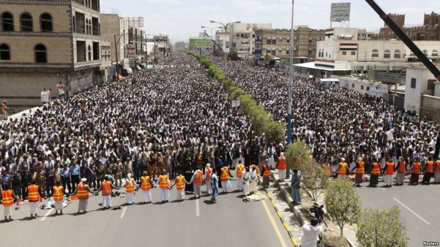 Followers of the Shi'ite Houthi group pray during a rally to denounce fuel price hikes and to demand for the resignation of the government in Sanaa, Yemen, Aug. 22, 2014.